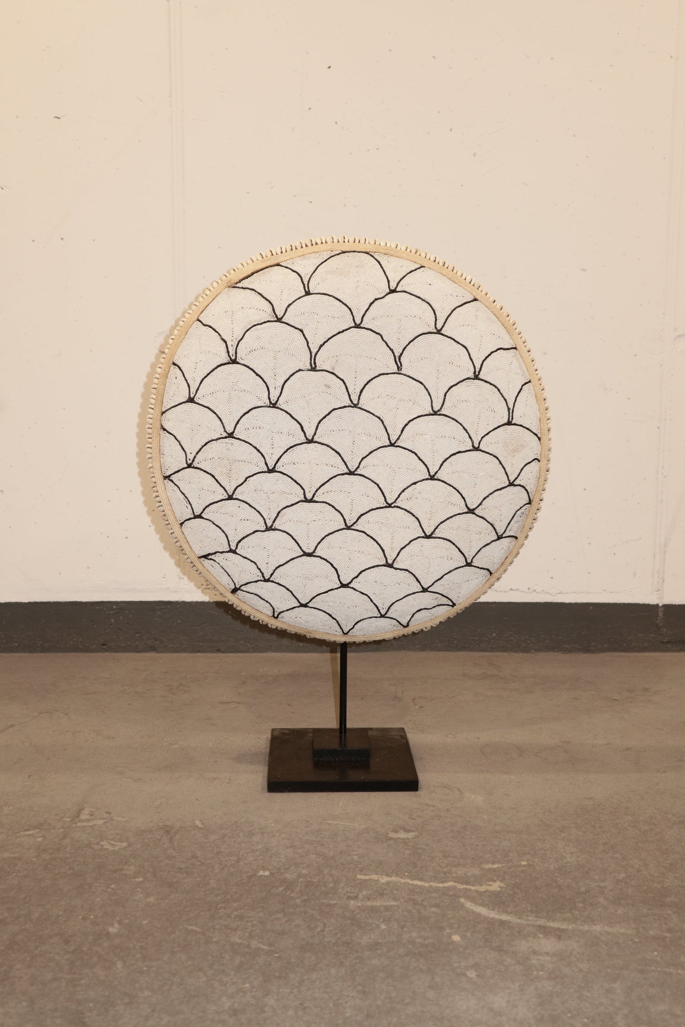 Cameroon Beaded Shield - L - 55cm Black & White 01