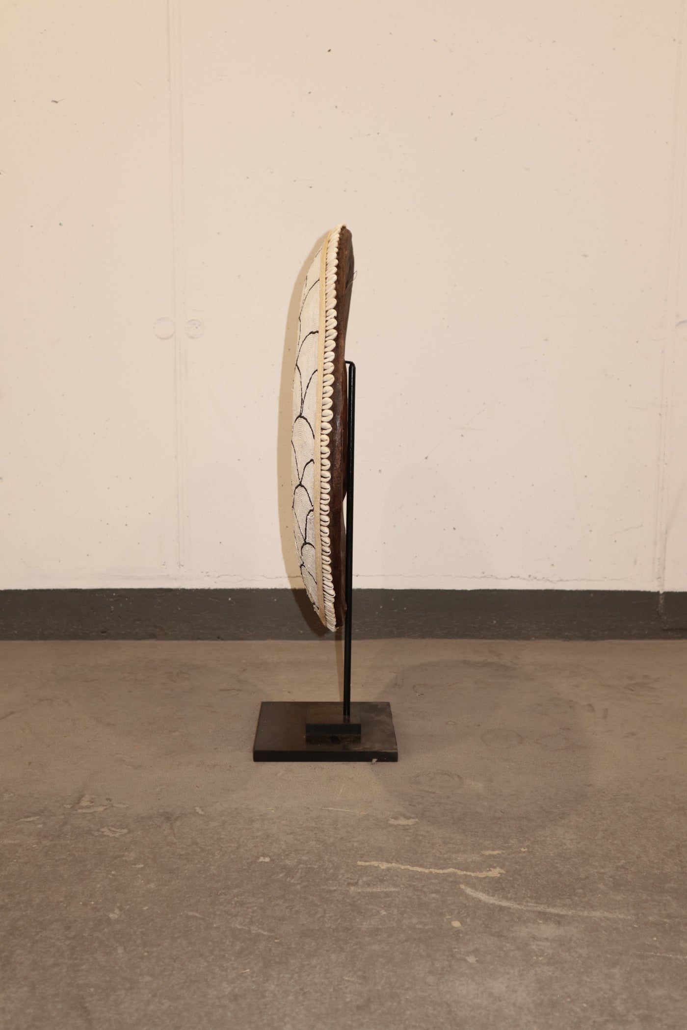 Cameroon Beaded Shield - L - 55cm Black & White 01