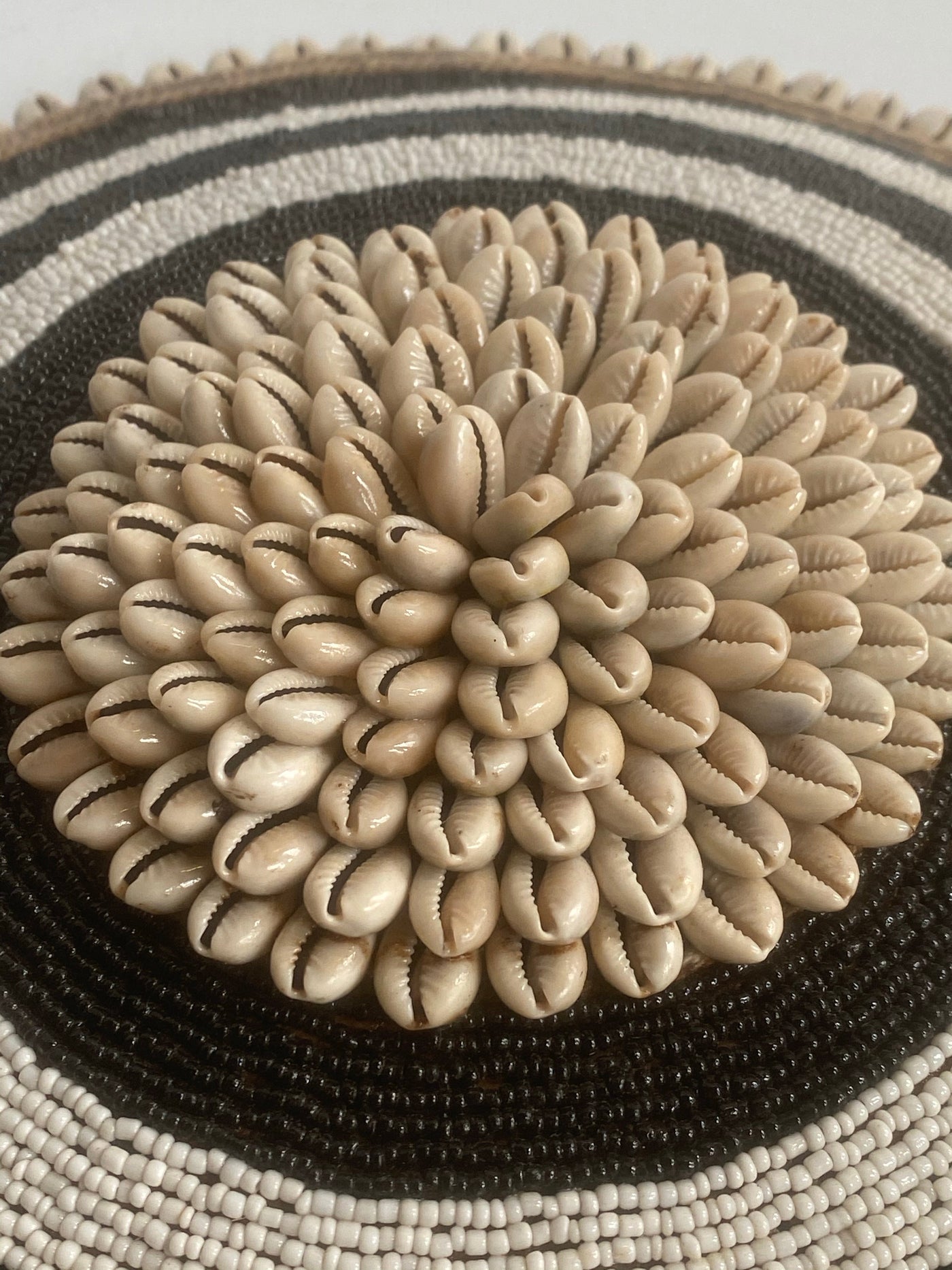 Cameroon Shield - S - 35cm black & white